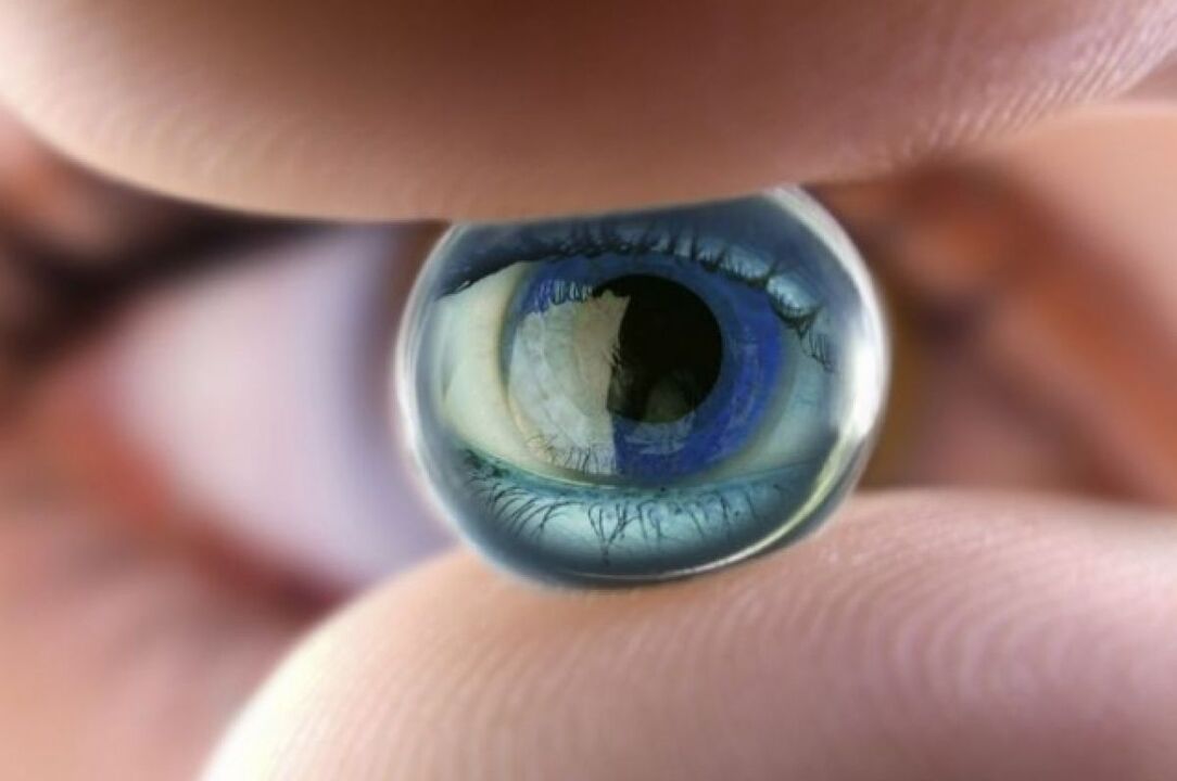 Lens touch eyes